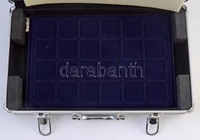 Alumínium éremtartó koffer, kulcsokkal, újszerű állapotban, benne két darab éremtartó tálca összesen...