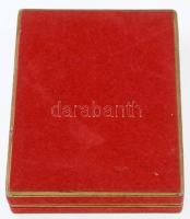 ~1970. "A Szövetkezeti Ipar Kiváló Dolgozója" zománcozott kitüntetés miniatűrrel együtt to...