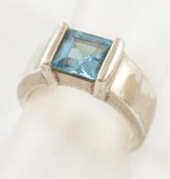 Ezüst(Ag) gyűrű, kék kővel, jelzett, méret: 51, bruttó: 5,9 g