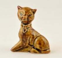 Jelzett cica, mázas porcelán, apró kopásnyomokkal, m: 9,5 cm
