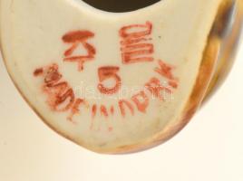 Jelzett cica, mázas porcelán, apró kopásnyomokkal, m: 9,5 cm