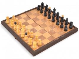 Fa sakk készlet, figurákkal, hiánytalan, kopott, a kapocs hiányos, 26x26 cm.