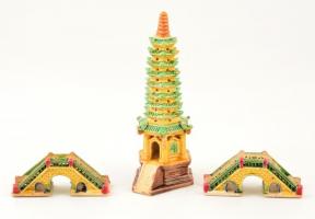 Kézzel festett pagoda és 2 db gyalogoshíd, kopásnyomokkal, jelzés nélkül, m: 12,5 cm, h: 7 cm (2×)