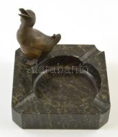 Márvány hamutál bronz kacsa figurával, márványon apró lepattanásokkal, jelzés nélkül, 15×15 cm, m: 15 cm