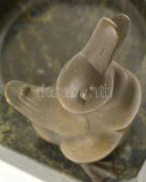 Márvány hamutál bronz kacsa figurával, márványon apró lepattanásokkal, jelzés nélkül, 15×15 cm, m: 1...