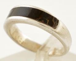 Ezüst(Ag) gyűrű, zománcozott díszítéssel (kis sérüléssel), jelzett, méret: 51, bruttó: 3,1 g