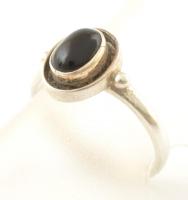 Ezüst(Ag) gyűrű, ovális kővel, jelzett, méret: 52, bruttó: 2,3 g
