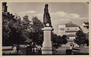 Motala, Parti av Torget / square, monument, automobile