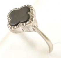 Ezüst(Ag) gyűrű, köves díszítéssel, jelzett, méret: 54, bruttó: 2,4 g