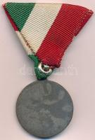 ~1940. "Szebb Jövőt" egyoldalas hadifém emlékérem füllel, nemzetiszín mellszalagon (29mm) ...