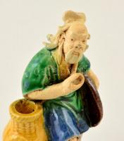 Kínai bölcs padlóvázával, kézzel festett kerámia, jelzés nélkül, kopásnyomokkal, m:8,5 cm