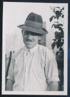 1941 Kinszki Imre (1901-1945) budapesti fotóművész hagyatékából, jelzés nélküli vintage fotó, a szerző által feliratozva (Batkó József portréja), 6,2x4,3 cm