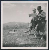 cca 1930 Kinszki Imre (1901-1945) budapesti fotóművész hagyatékából, jelzés nélküli vintage fotó (Fotóstársak térképpel, a kalap nélküli Seiden Gusztáv), 6,3x6,3 cm
