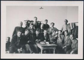 cca 1943 Kinszki Imre (1901-1945) budapesti fotóművész hagyatékából, jelzés nélküli vintage fotó (Munkaszolgálatos sorstársak), 6,5x9,3 cm