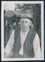 1941 Kinszki Imre (1901-1945) budapesti fotóművész hagyatékából, jelzés nélküli vintage fotó, a szerző által feliratozva (Mészáros János portréja), 6x4,5 cm