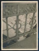 cca 1930 Kinszki Imre (1901-1945) budapesti fotóművész hagyatékából, jelzés nélküli vintage fotó (Vaskorlát), 6x4,5 cm