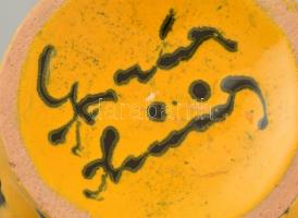 Gorka Lívia (1925-2011): Fekete-fehér váza. Festett mázas kerámia, jelzett, apró kopásnyomokkal, m:2...