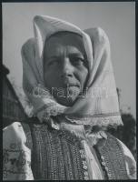 cca 1958 Szlovák asszony, 2 db vintage fotóművészeti alkotás Botta Ferenc (1919-1968) budapesti fotóriporter és fotóművész hagyatékából, az egyik aláírt, a másik feliratozott, 24x18,3 cm