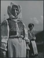 cca 1958 Szlovák asszony, 2 db vintage fotóművészeti alkotás Botta Ferenc (1919-1968) budapesti fotó...