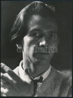 cca 1957 Kiss Kovács Gyula szobrász portréja, Botta Ferenc (1919-1968) budapesti fotóriporter és fotóművész hagyatékából, jelzés nélküli, vintage fotó + hozzáadva a FOTÓ újság 1957-es évfolyamából egy lapot, ahol a kép megjelent, 23,6x17,8 cm