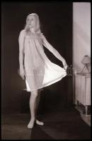 Lefekvés előtt, szolidan erotikus felvételek, 16 db vintage negatív, 24x36 mm