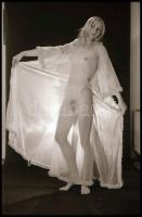 Lefekvés előtt, szolidan erotikus felvételek, 16 db vintage negatív, 24x36 mm