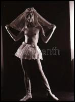 Lefekvés előtt, szolidan erotikus felvételek, 16 db vintage negatív, 24x36 mm