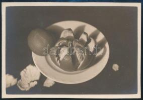 cca 1938 Thöresz Dezső (1902-1963) békéscsabai gyógyszerész és fotóművész hagyatékából, jelzés nélküli,   vintage fotóművészeti alkotás (Narancsos csendélet), 5,8x8,3 cm