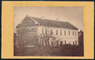 cca 1890 Gyönk, Szabó István fényképész pecsétjével ellátott, vizitkártya méretű, vintage fotó a gyönki gimnázium épületéről, 6,5x10 cm