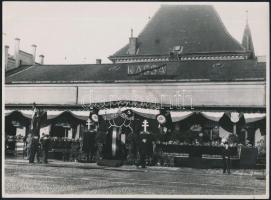 1938 Kassa, vasútállomás ünnepi díszben, fotó, 17×24 cm
