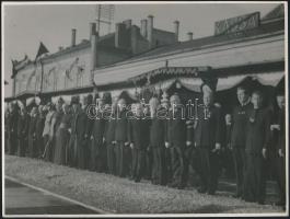 1938 Kassa, vasútállomás ünnepi díszben, méltóságokkal, fotó, 17×24 cm