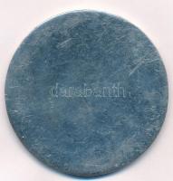 Vadászjelenetet ábrázoló, latin nyelvű köriratos öntött fém replika, hátlapon nehezen kivehető "...