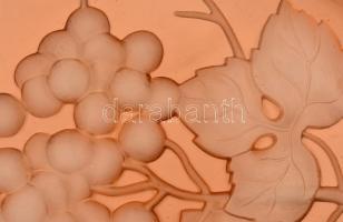 Szőlő motívumos tálca, formába préselt, maratott, karcolásokkal, 35,5×24 cm