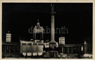 Budapest, XXXIV. Nemzetközi Eucharisztikus Kongresszus főoltára, este + So. Stpl