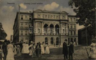 1911 Temesvár, Timisoara; Ferenc József színház, montázs előkelő urakkal és hölgyekkel / theatre, montage postcard with ladies and gentlemen (apró szakadás / tiny tear)