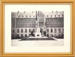cca 1940 Pécs, Szent Mór kollégium épülete, későbbi modern előhívás, üvegezett fa keretben, a keret hátoldalán a kartonon az egyetem egykori diákjának ajándékozási soraival egykori diáktársának.