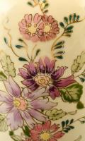 Zsolnay virágmintás porcelán váza, kézzel festett, jelzett, apró lepattanásokkal, m:27,5 cm