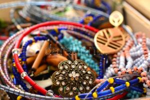 Vegyes bizsu tétel, ásvány és mágneses, gyöngyház karkötők, zománcozott ékszerek, fűzhető howlit gyö...