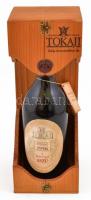 1956 Tokaji aszú, 5 puttonyos, édes fehérbor, javított fa dísztokban, 0,5 l díszcsomagolásban, tanús...
