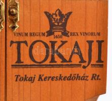 1956 Tokaji aszú, 5 puttonyos, édes fehérbor, javított fa dísztokban, 0,5 l díszcsomagolásban, tanús...