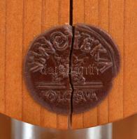 1956 Tokaji aszú, 5 puttonyos, édes fehérbor, javított fa dísztokban, 0,5 l díszcsomagolásban, tanús...