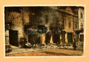 1917 A leégett Gyöngyös, felragasztott képeslapokból összeállított emléktábla, szakadással, 48×74 cm