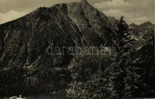 1951 Tátra, Vysoké Tatry; Pohlad s Magistrály na chatu Kamzik vo Velkej Studenej doline, v pozadí Slavkovsky stit, Divá veza a Svistovy stit / Felső-turistaút a Zerge menedékháznál a Nagy-Tarpataki-völgyben, háttérben a Nagyszalóki-csúcs / mountains, hiking trail, mountain hut