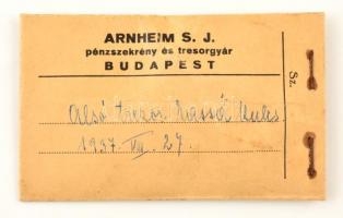 1937 Arnheim S. J. pénzszekrény és tresorgyár Budapest alsó trezor kassza kulcs, 1937-ben lezárt, felbontatlan borítékban, hátoldalán a Pesti Kurir Kiadóhivatala pecsétjével, aláírásokkal