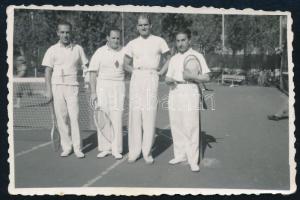 1942 Féder Vilmos (1900-1994) gyógyszerész a nagyváradi (Erdély) Madonna gyógyszertár tulajdonosa a teniszpályán (bal szélén csillaggal jelölve), fotó, 5,5×8 cm