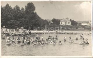 Balatongyörök, strand, háttérben az Eőri villa. Korompay L. photo