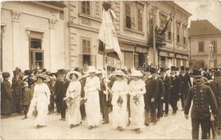 Versec, Vrsac; A Verseczi Magyar Dalkör felvonulása és zászlója, Duschan Sabanovits, Hoffmann Ferencz, Steiger Józsefné, J. Lederer és Kehrer József üzlete / Hungarian choir on the street, shops. photo (EK)