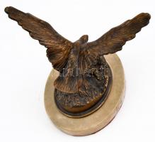 Turul szobor, réz, alabástrom talapzaton, 21×17 cm