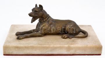 Fekvő kutya, réz figura, alabástrom talapzaton, h: 16 cm