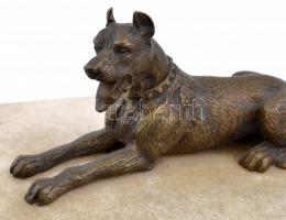 Fekvő kutya, réz figura, alabástrom talapzaton, h: 16 cm